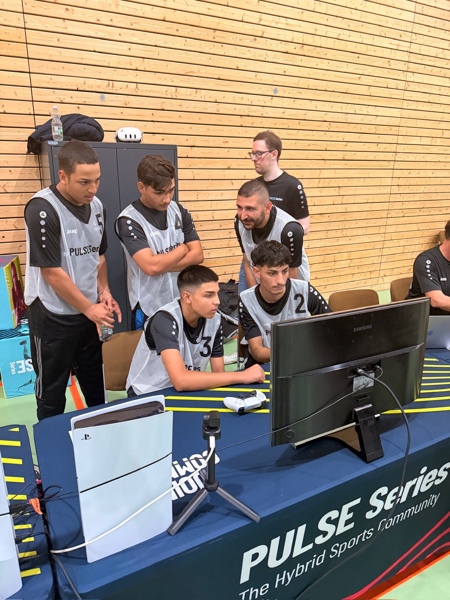 Konsolen-Station mit Spielern, Spieltag 1