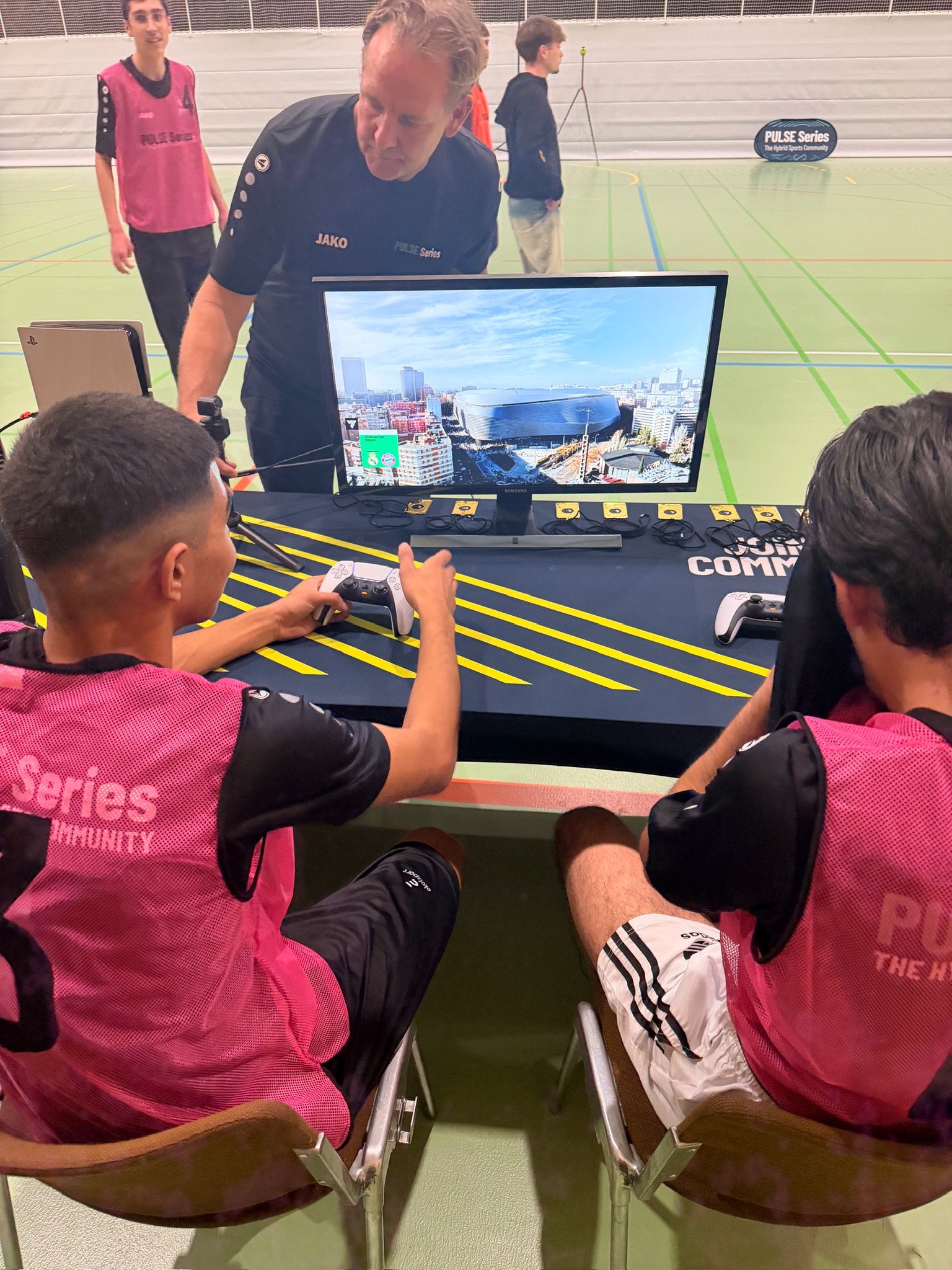 Konsolen-Station mit Spielern, Spieltag 1