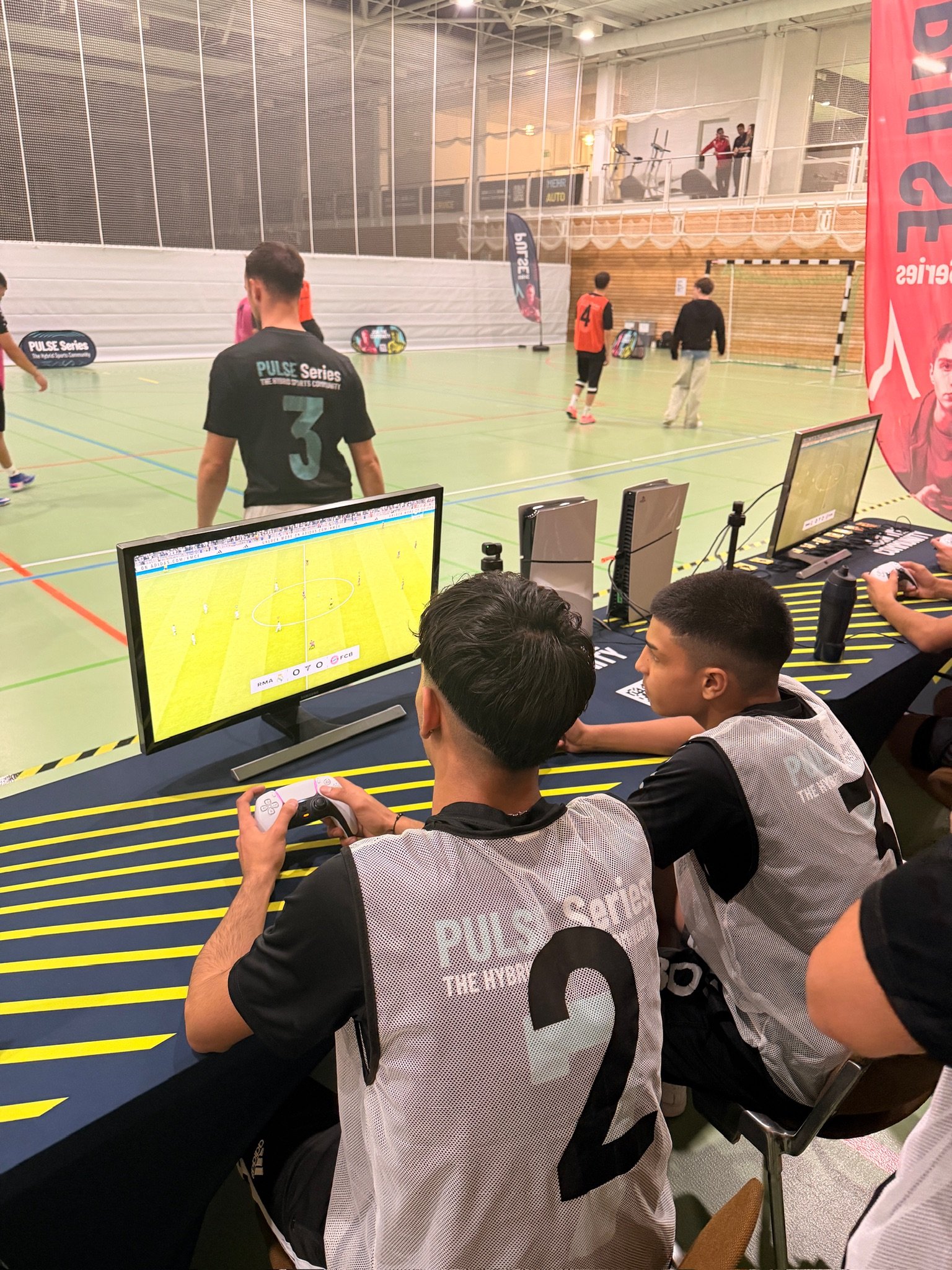 Konsolen-Station mit Spielern, Spieltag 1