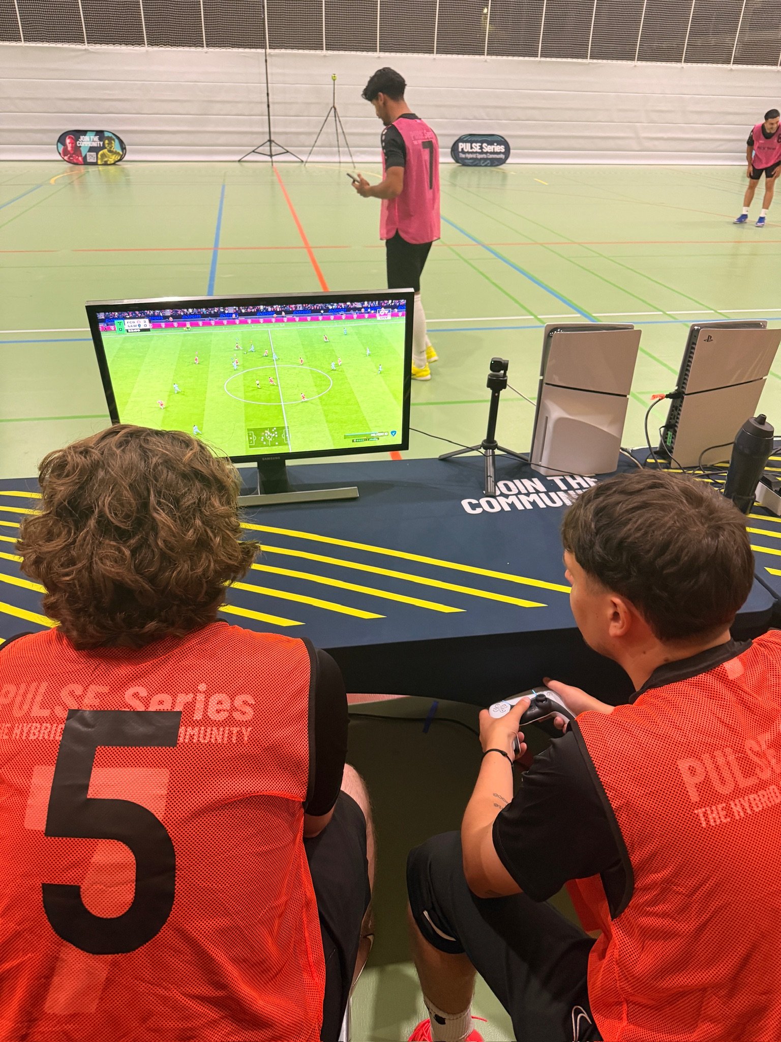 Konsolen-Station mit Spielern, Spieltag 1