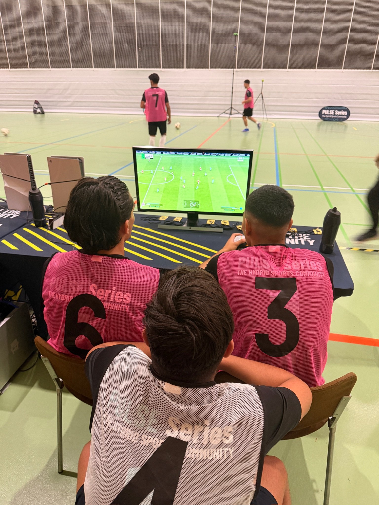 Konsolen-Station mit Spielern, Spieltag 1