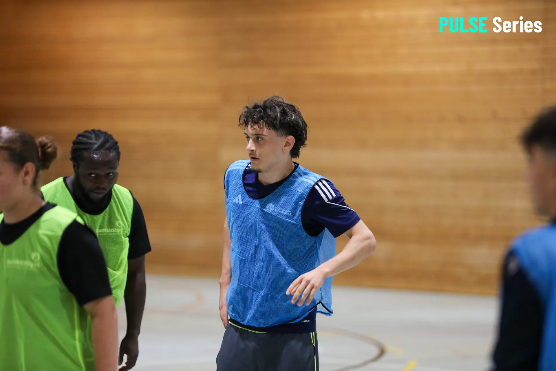 Spieler im Tryout: Leibchen an, Fokus auf dem Feld