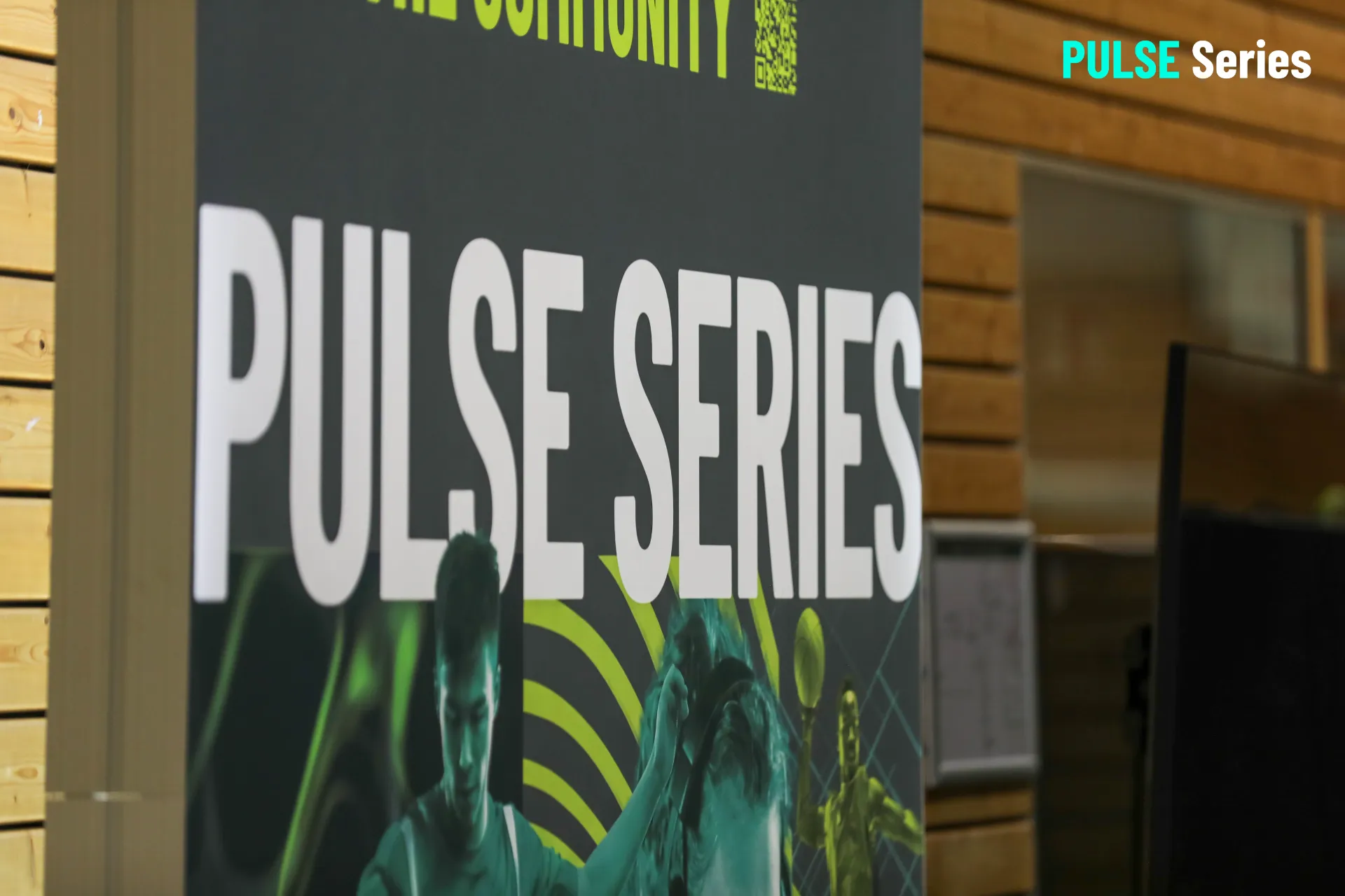 Join the Community: PULSE Series Wand in der Sporthalle