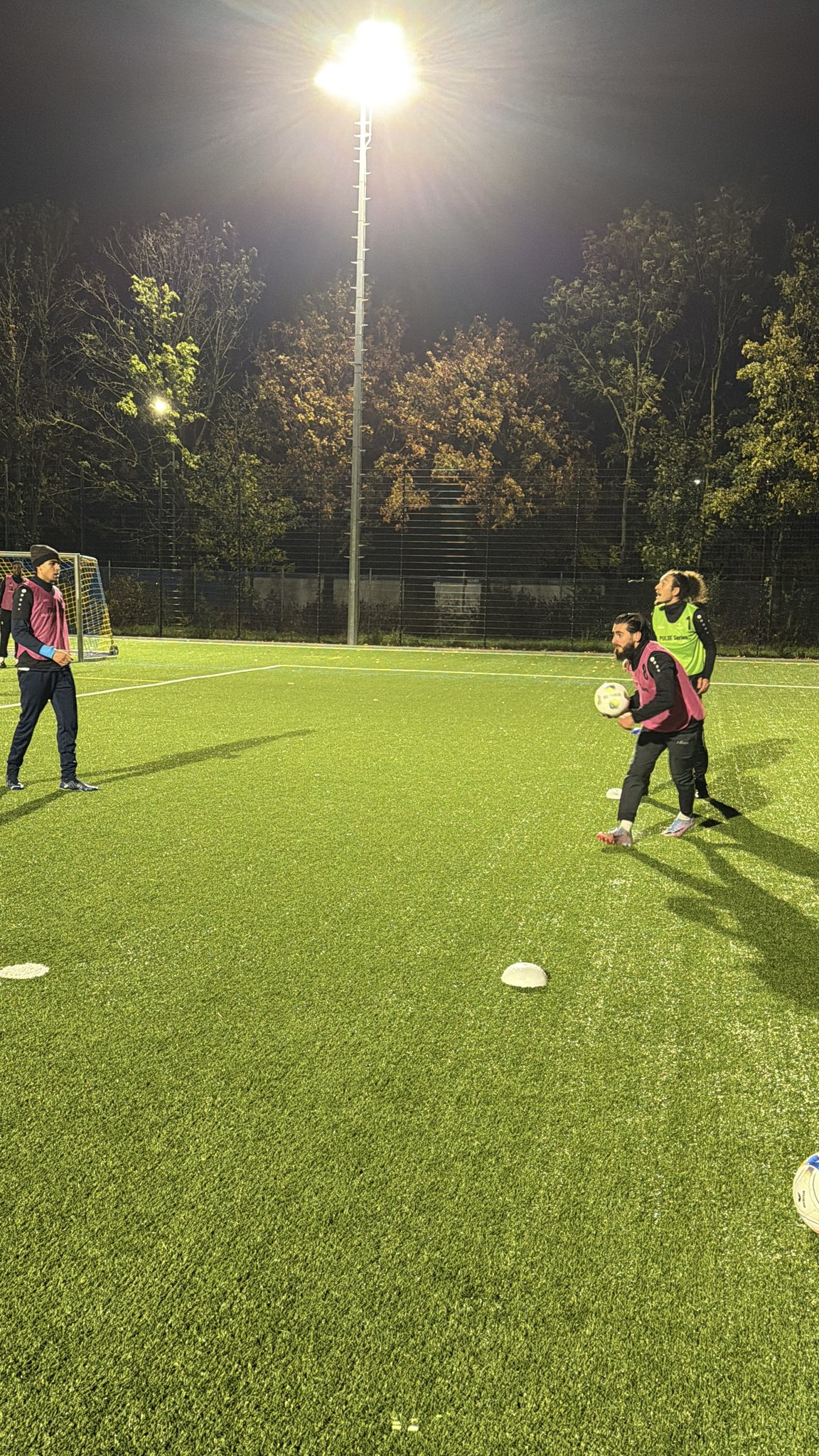 Flutlicht-Spiel bei den MUNICH LOCAL HEROES im Eisenbahner Fußballzentrum München-Ost