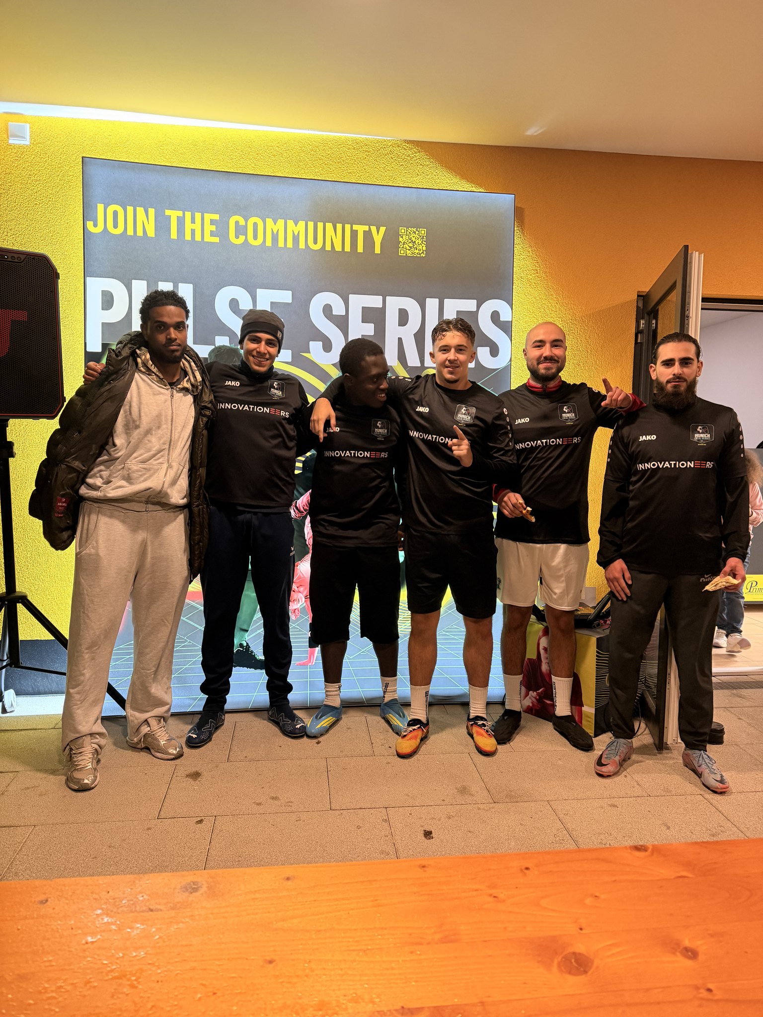 Ein Team vor der PULSE-Series-Wand am Spieltag 3 der MUNICH LOCAL HEROES